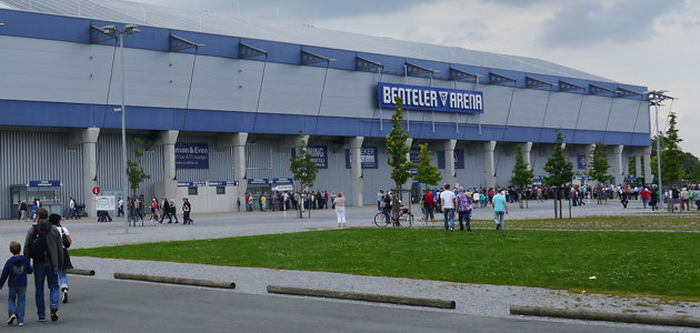 Außenansicht der Benteler-Arena am Spieltag. Fans auf dem Stadionvorplatz und an den Kassenhäuschen.