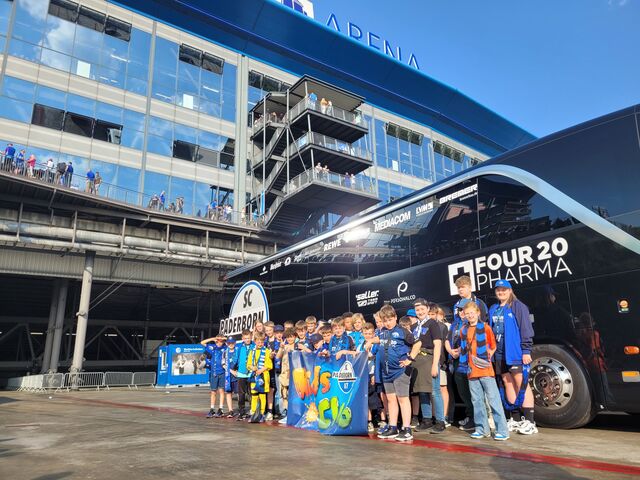 Eine Gruppe Kinder von dem Mannschaftsbus des SCP07 vor der Veltins-Arena auf Schalke