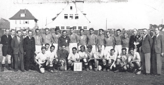 Die Mannschaft des SV 07 Neuhaus im Jahre 1948.
