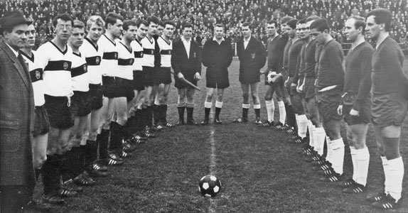 Riesige Kulisse - 14.000 Zuschauer sahen das Freundschaftsspiel des VfJ 08 gegen Bayern München 1967. 