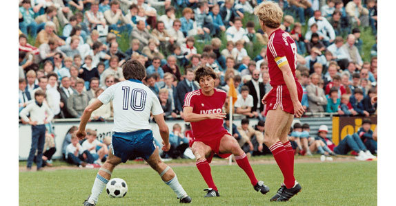 Großer Gegner - Der FC Bayern München mit Karl-Heinz Rummenigge (r.) spielte 1984 im Inselbadstadion. 