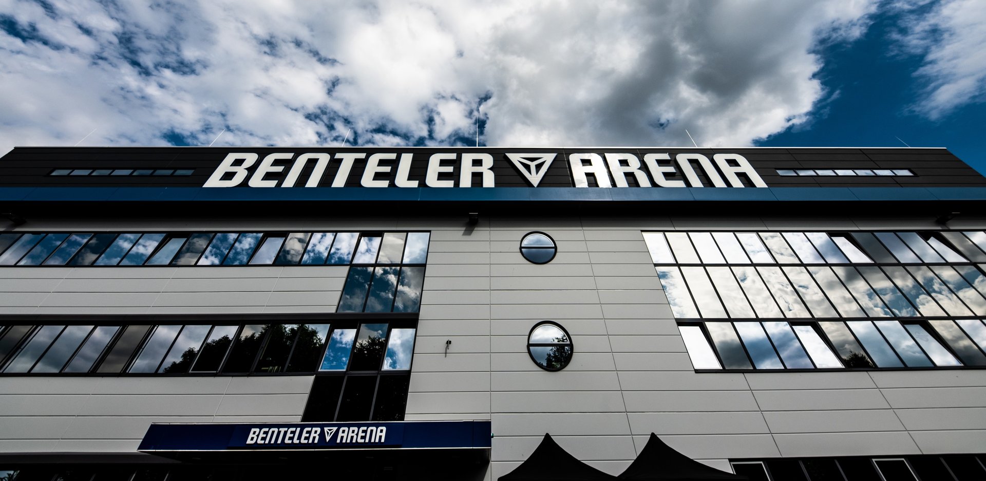 Benteler Arena Schriftzug