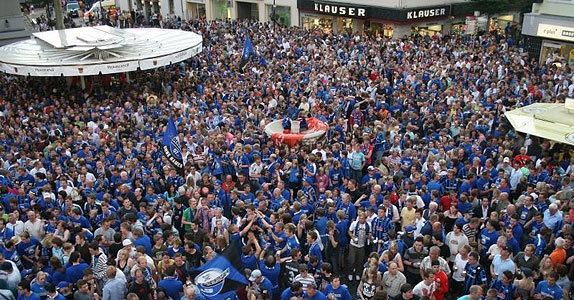 Tausende Fans feiern auf dem Rathausplatz ausgelassen den Wiederaufstieg des SCP07 in die 2. Liga im Jahr 2008.