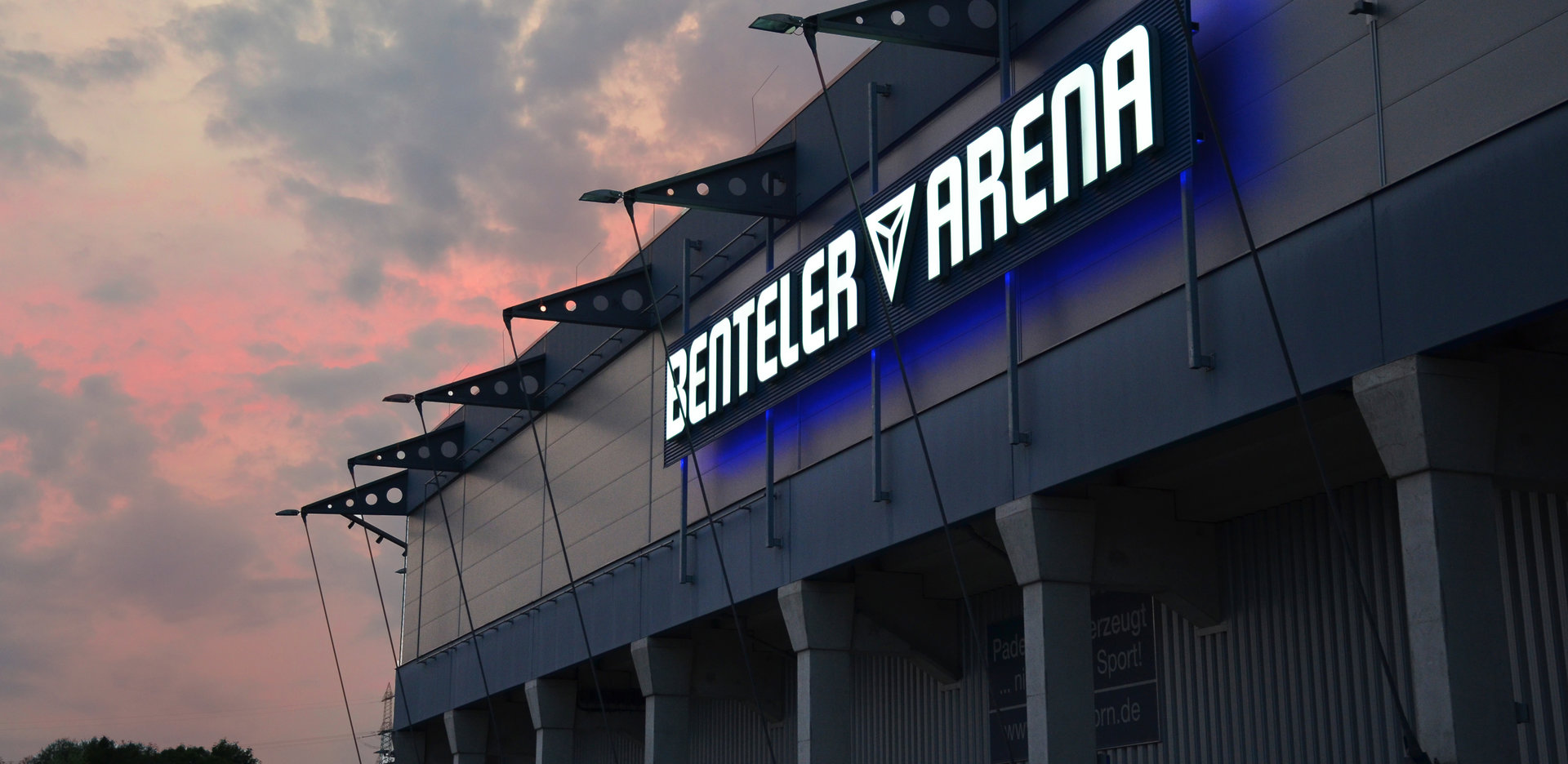 Benteler-Arena in der Abenddämmerung Zuschnitt