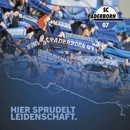 Fans halten im Stadion SCP07-Schals in die Höhe. Unten links steht zweizeilig "Hier sprudelt Leidenschaft.", darüber verläuft diagonal der grafisch stilisierte Verlauf der Pader.