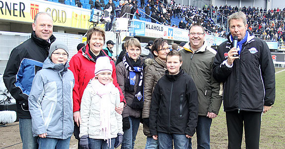 Halbzeit-Gewinnspiel Minipreis bei,m Spiel SCP - FC Hansa Rostock, 14.03.2010. Jürgen Lutter begrüßt die Kandidaten.