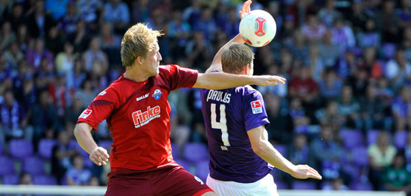 Philipp Hofmann, Torschütze zum 1:0, im Kopfballduell mit Paulus, FC Erzgebirge Aue - SCP, 16.09.2012, Endstand 0:1