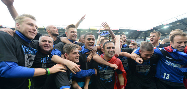 Kollektiver Jubel nach dem Spiel SCP - VfR Aalen. Der Aufstieg in die Bundesliga ist perfekt. 11.05.2014.