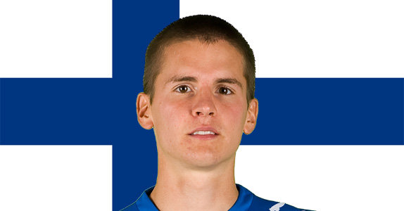 Jukka Raitala vor Nationalflagge Finnland.