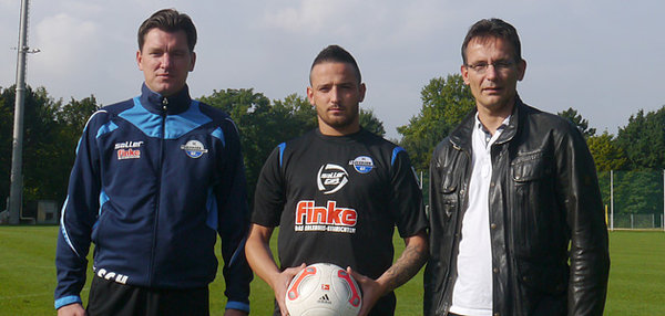 Chef-Trainer Stephan Schmidt, neuzugang Deniz Naki und Manager Sport Michael Born.