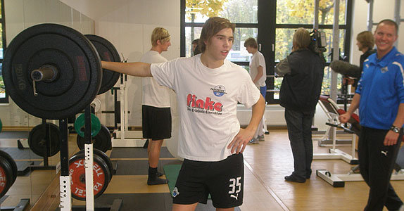 U19-Spieler Niklas Erlbeck beim Krafttraining.