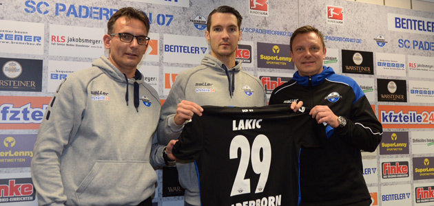 Geschäftsführer Sport Michael Born, Neuzugang Srdjan Lakic und Chef-Trainer André Schubert.