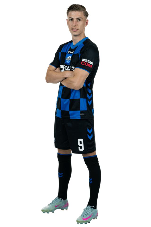 Nick Bätzner steht leicht nach links eingedreht mit verschränkten Armen. Er trägt das aktuelle Heimtrikot.