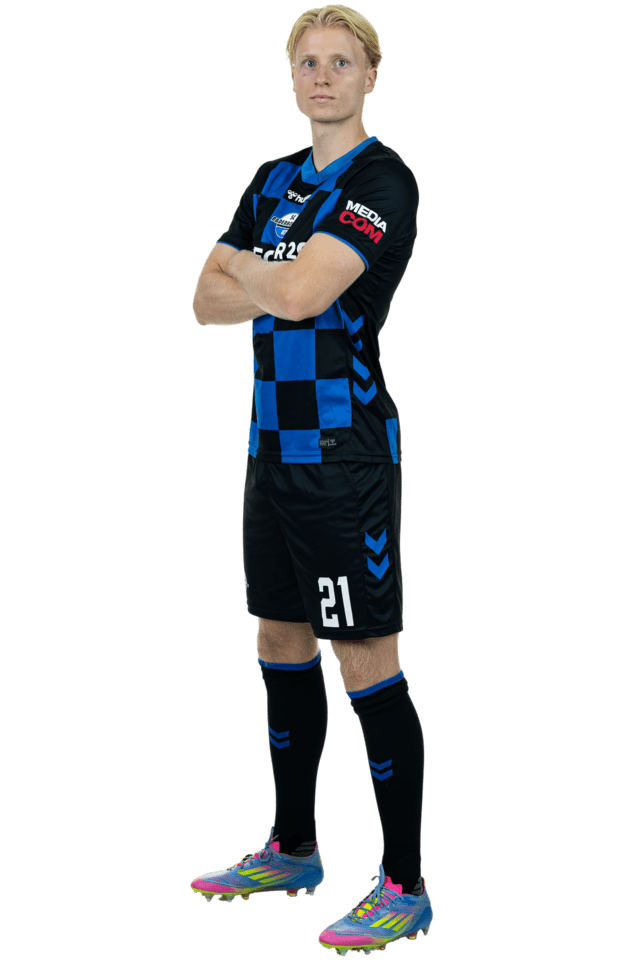 Anton Bäuerle steht leicht nach links eingedreht mit verschränkten Armen. Er trägt das aktuelle Heimtrikot.