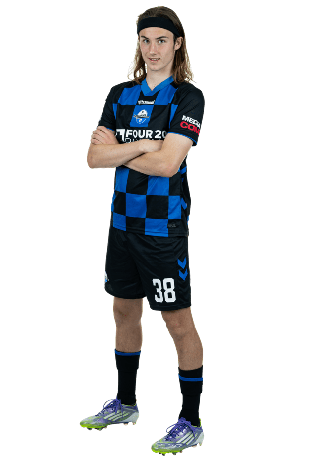 Bennit Bröger steht leicht nach links eingedreht mit verschränkten Armen. Er trägt das aktuelle Heimtrikot.