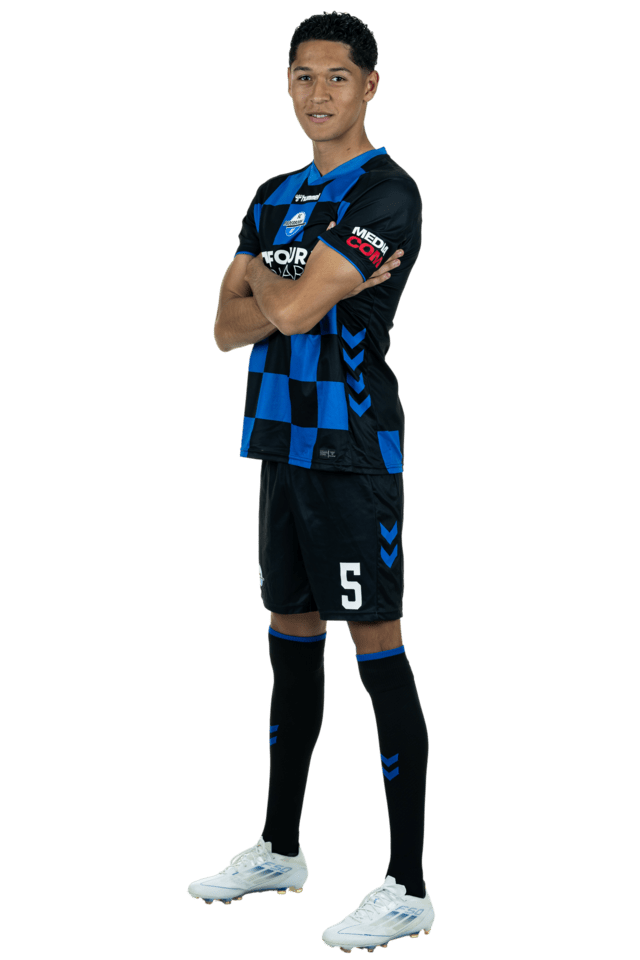 Santiago Castaneda steht leicht nach links eingedreht mit verschränkten Armen. Er trägt das aktuelle Heimtrikot.