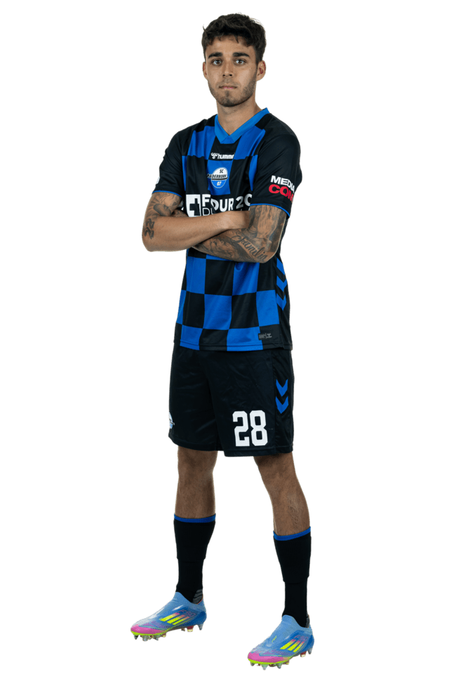 Lucas Copado steht leicht nach links eingedreht mit verschränkten Armen. Er trägt das aktuelle Heimtrikot.