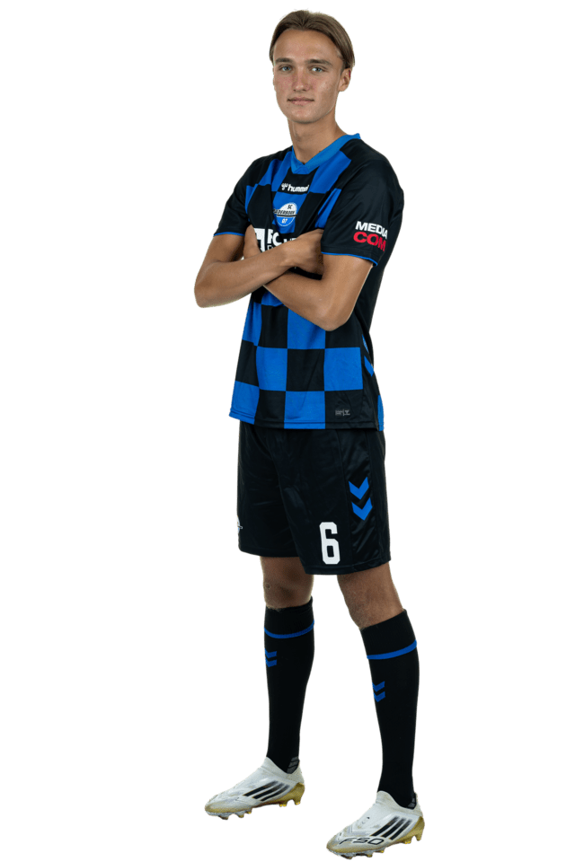 Luis Engelns steht leicht nach links eingedreht mit verschränkten Armen. Er trägt das aktuelle Heimtrikot.