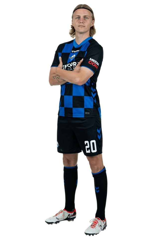 Felix Götze steht leicht nach links eingedreht mit verschränkten Armen. Er trägt das aktuelle Heimtrikot.