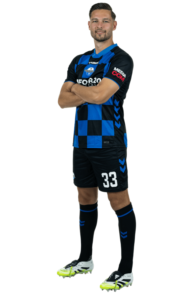 Marcel Hoffmeier steht leicht nach links eingedreht mit verschränkten Armen. Er trägt das aktuelle Heimtrikot.