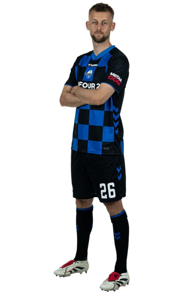 Sebastian Klaas steht leicht nach links eingedreht mit verschränkten Armen. Er trägt das aktuelle Heimtrikot.