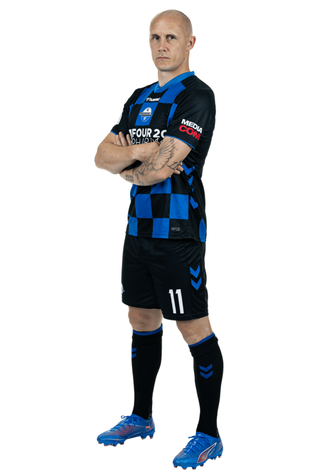 Sven Michel steht leicht nach links eingedreht mit verschränkten Armen. Er trägt das aktuelle Heimtrikot.