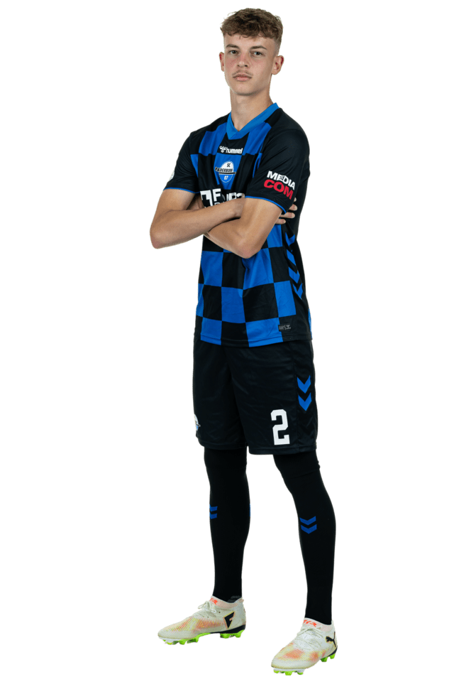 Ruben Müller steht leicht nach links eingedreht mit verschränkten Armen. Er trägt das aktuelle Heimtrikot.