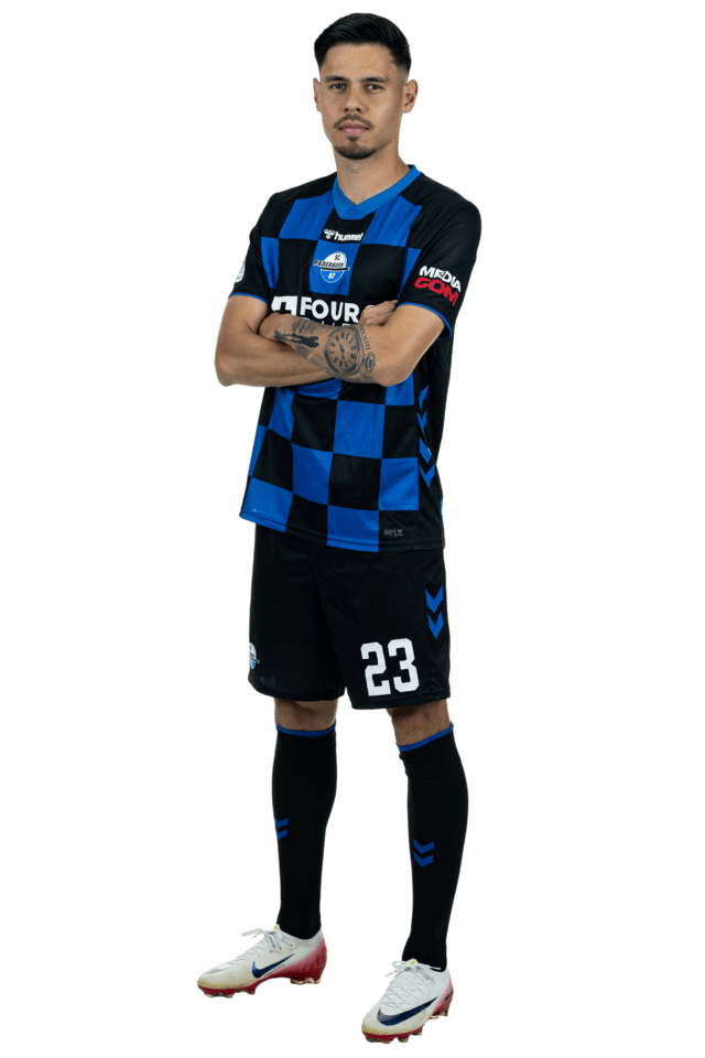 Raphael Obermair steht leicht nach links eingedreht mit verschränkten Armen. Er trägt das aktuelle Heimtrikot.