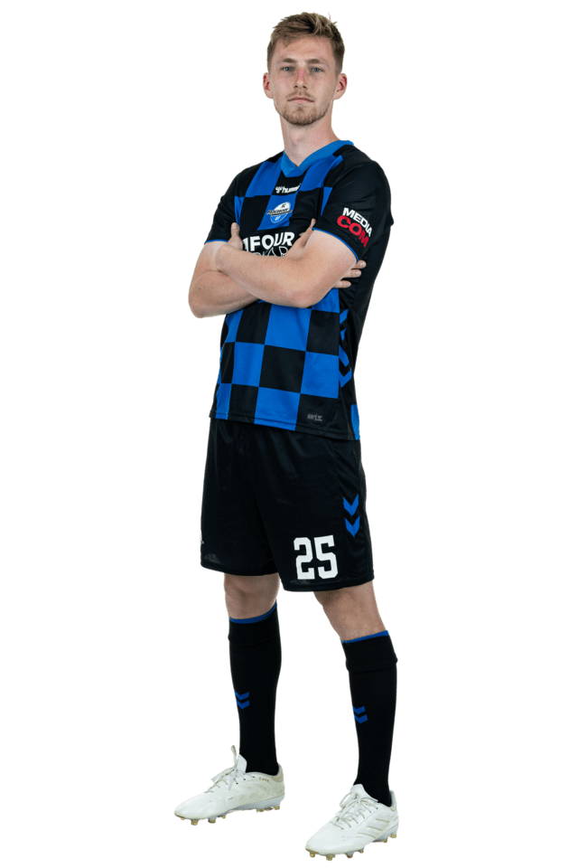 Tjark Scheller steht leicht nach links eingedreht mit verschränkten Armen. Er trägt das aktuelle Heimtrikot.