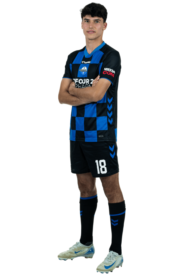 Marco Wörner steht leicht nach links eingedreht mit verschränkten Armen. Er trägt das aktuelle Heimtrikot.