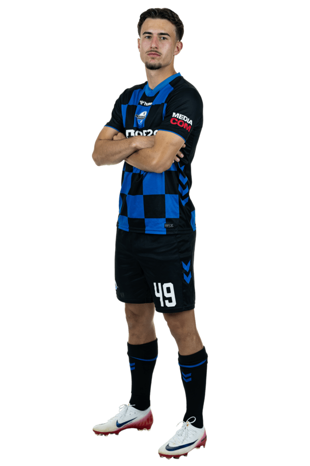 Joel Vega Zambrano steht leicht nach links eingedreht mit verschränkten Armen. Er trägt das aktuelle Heimtrikot.