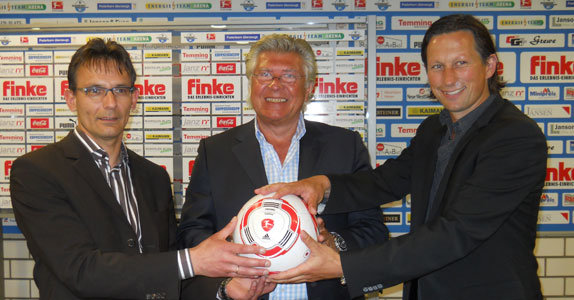 Manager Sport Lizenzspieler Michael Born, Präsident Wilfried Finke, Chef-Trainer Roger Schmidt.