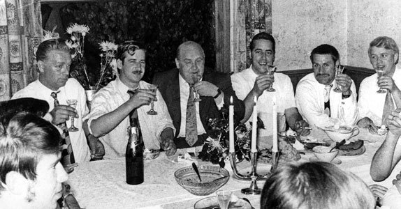 Ausgelassene Stimmung - die Führung des TuS Sennelager feiert den Verbandsligaaufstieg 1971 mit Getränken in einem Lokal.