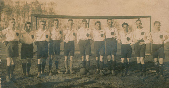 Siegreiche Paderborner - die Meistermannschaft der 08er im Jahr 1920.