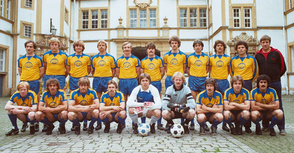 Die Aufstiegsmannschaft des TuS 07/10 Schloß Neuhaus im Jahr 1982.