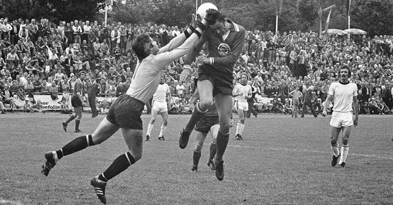 Im Pokalspiel gegen Eintracht Frankfurt im Jahr 1977 (Endstand 2:2) kämpfen ein Neuhäuser Stürmer und der Frankfurter Torwart im Luftzweikampf um den Ball.