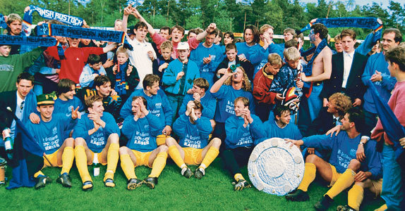 Grenzenloser Jubel - hochverdient gewann der TuS Paderborn/Neuhaus 1994 die Westfalenmeisterschaft.
